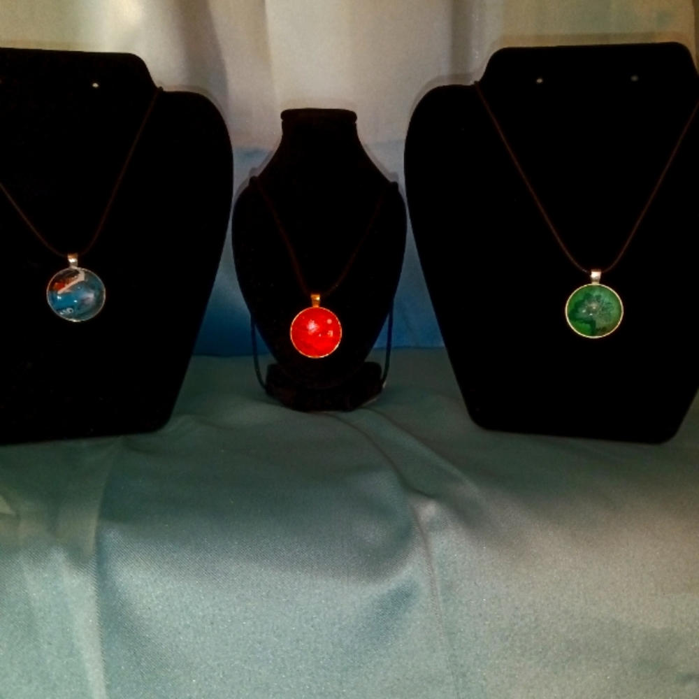 Pendant necklaces